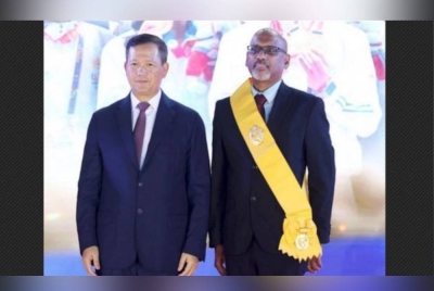 Hun Manet (kiri) anugerahkan Royal Order Monisarapon Mohaseng kepada S T Arasu, pada Jumaat. - Foto Bernama