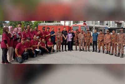 Ahli Persatuan Penduduk GAMM, Alam Suria Seksyen 16 (5A4) bergambar bersama polis dan anggota bomba sempena Program Keselamatan dan Temu Santai GAMM 2023.
