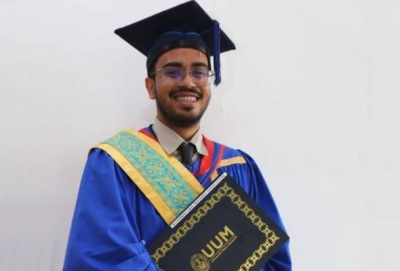 Muhammad Ijmal menerima Anugerah Kecemerlangan Akademik (Keusahawanan) pada Majlis Konvokesyen UUM ke-36 pada Ahad. - Foto ihsan UUM