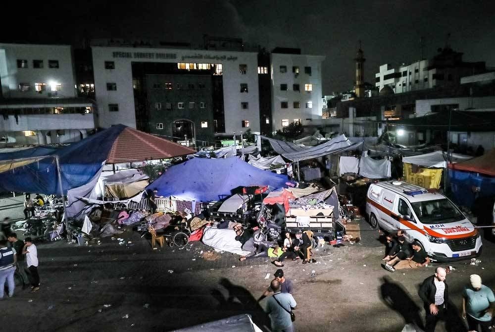 Pesakit yang menunggu di khemah di kawasan pekarangan al-Shifa terpaksa bergelap setelah kompleks itu terputus bekalan kuasa kerana kehabisan bahan api.