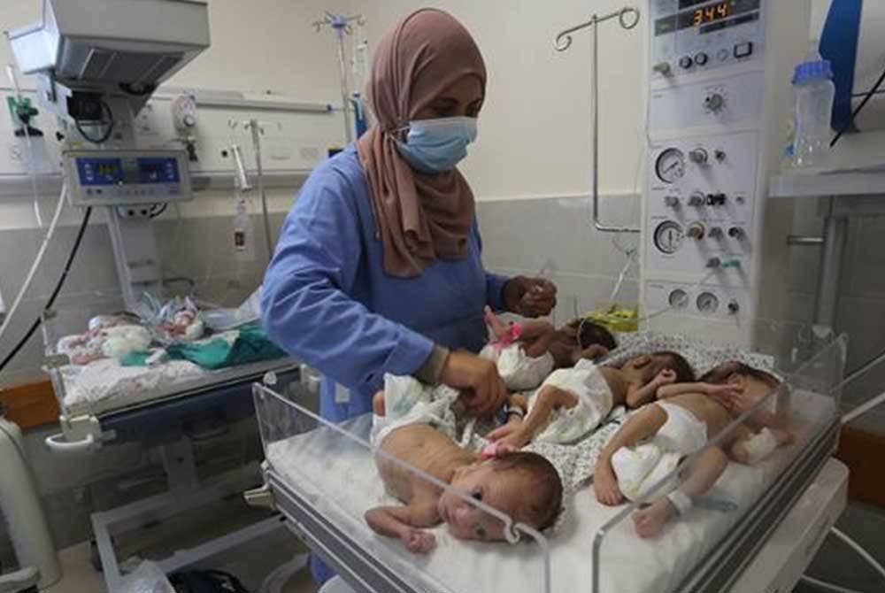 Seorang jururawat menjaga bayi pramatang yang dibawa ke sebuah hospital di Rafah dari Hospital al-Shifa. - Foto: AP