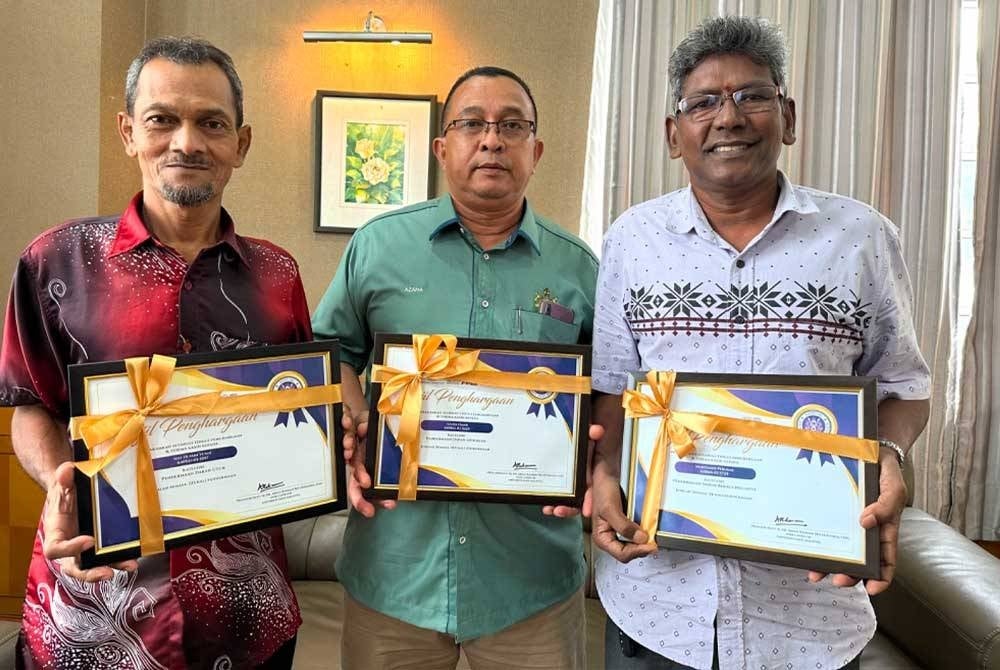 Azaha (tengah) bersama Mat Hussin (kiri) dan Muniyandi (kanan) bersama sijil Anugerah Khas yang diterima masing-masing.