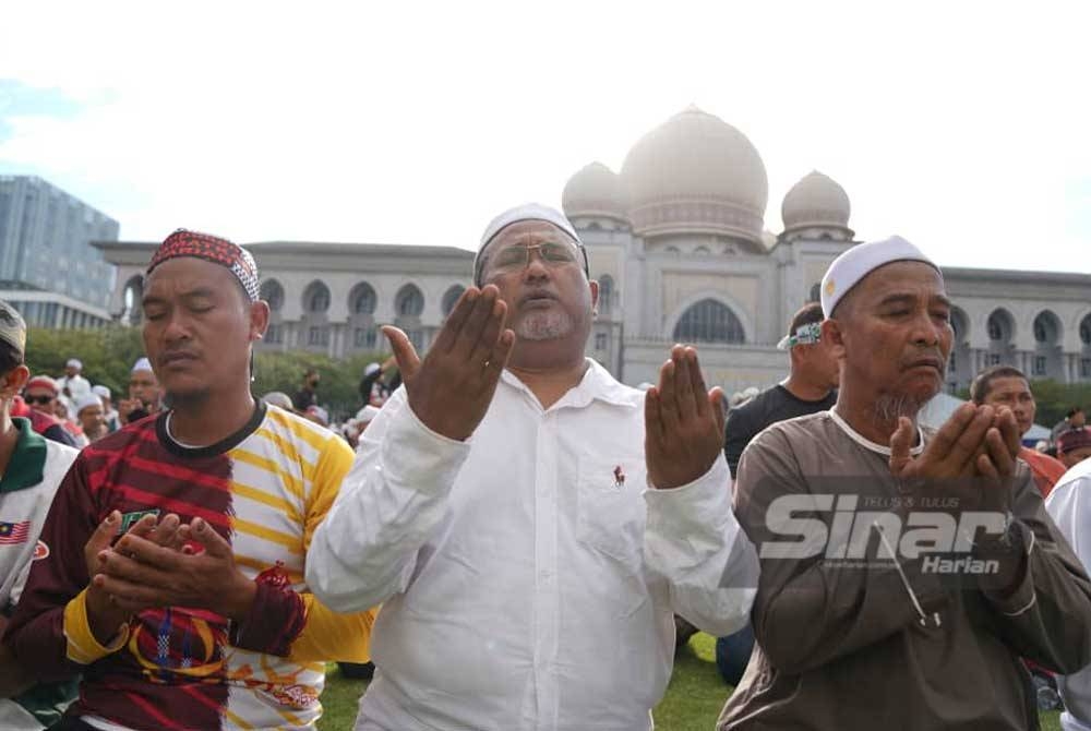 Sebahagian peserta Himpunan Selamatkan Syariah mengaminkan doa selepas solat hajat berjemaah di hadapan Istana Kehakiman di sini kira-kira jam 9 pagi pada Isnin. - FOTO SINAR HARIAN/ ROSLI TALIB
