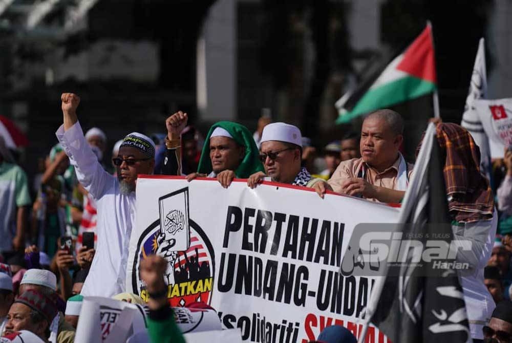 Sebahagian peserta yang menyertai Himpunan Selamatkan Mahkamah Syariah di pekarangan Istana Kehakiman di sini. - FOTO SINAR HARIAN/ROSLI TALIB