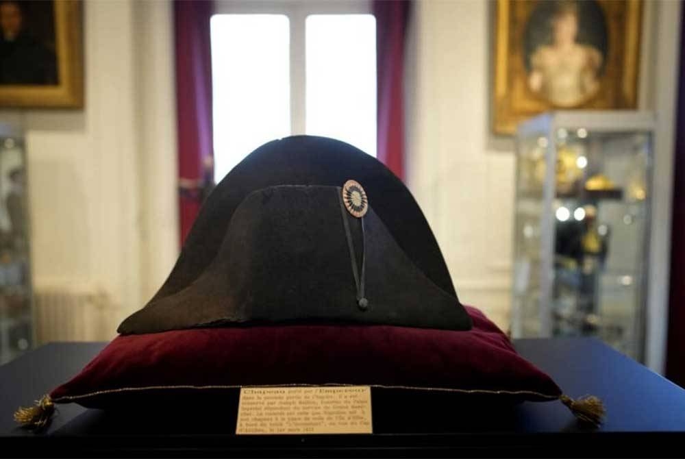 Topi hitam lebar yang dipakai Napoleon dilelong di Rumah Lelong Osenat di Fontainebleau, selatan Paris pada Jumaat - Foto: AP