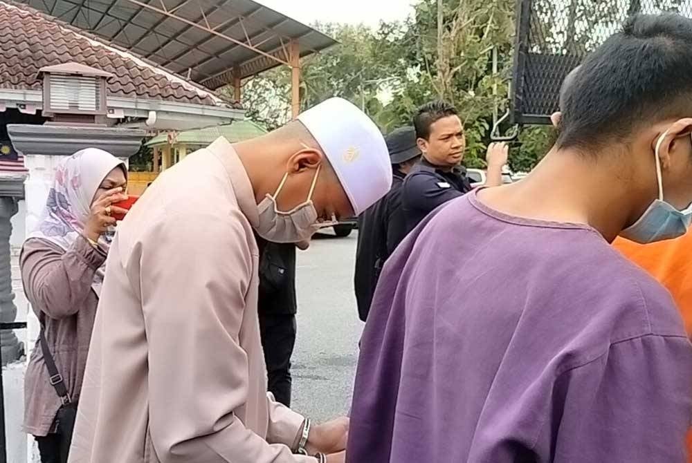 Tertuduh (kiri) dihadapkan ke Mahkamah Sesyen Baling pada Isnin atas tuduhan menyebabkan kecederaan terhadap anak muridnya dua minggu lalu.