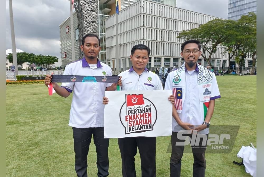 Wan Muhammad Arif (tengah) mewakili mahasiswa di Himpunan Selamatkan Syariah yang diadakan di pekarangan Istana Kehakiman pada Isnin.