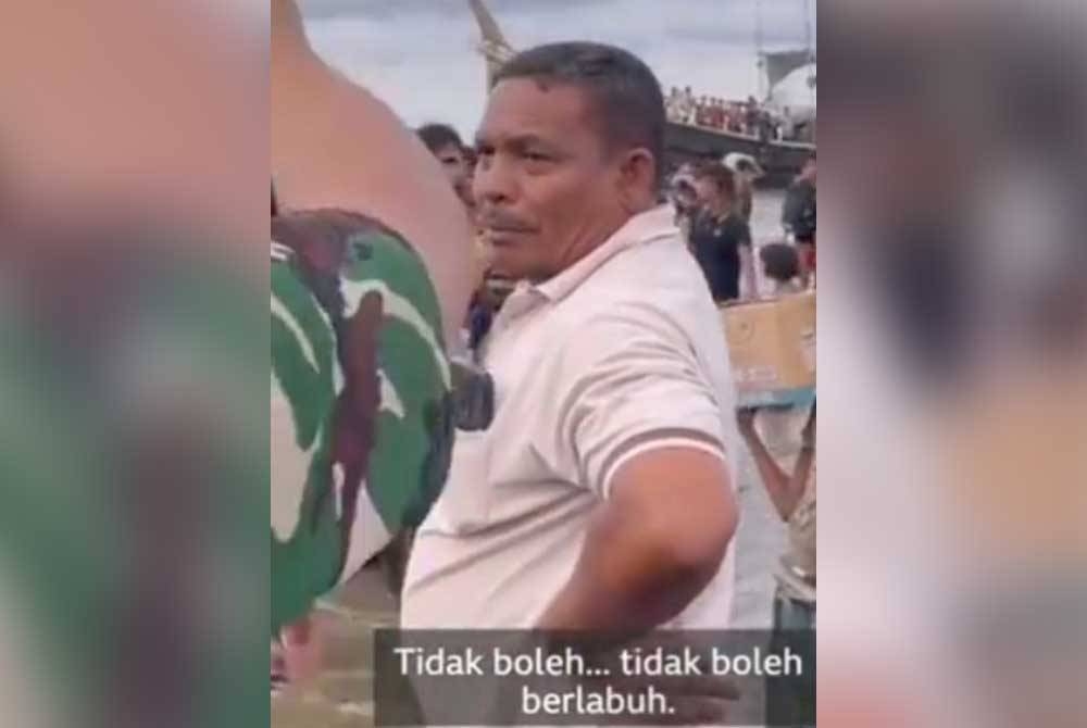 Video memaparkan beberapa penduduk tempatan di Ulee Madon, Muara Batu, Aceh Utara mengarahkan warga Rohingya kembali semula ke kapal.