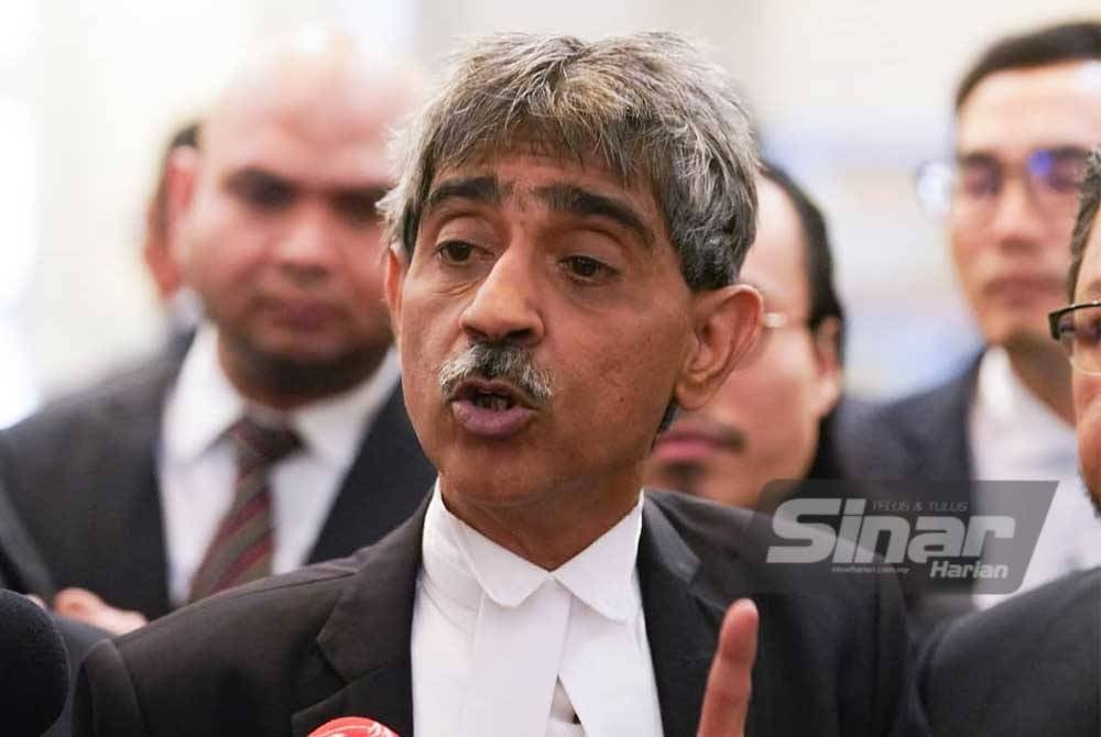 Haniff Khatri ketika bercakap kepada pemberita selepas selesai prosiding di Mahkamah Persekutuan pada Isnin. FOTO: SINAR HARIAN/ ROSLI TALIB