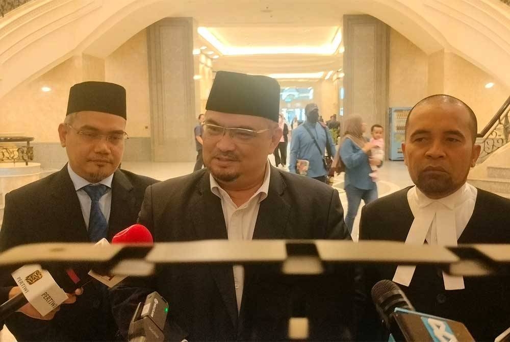 Datuk Dr Mohamed Fadzlu Hassan (dua dari kiri).