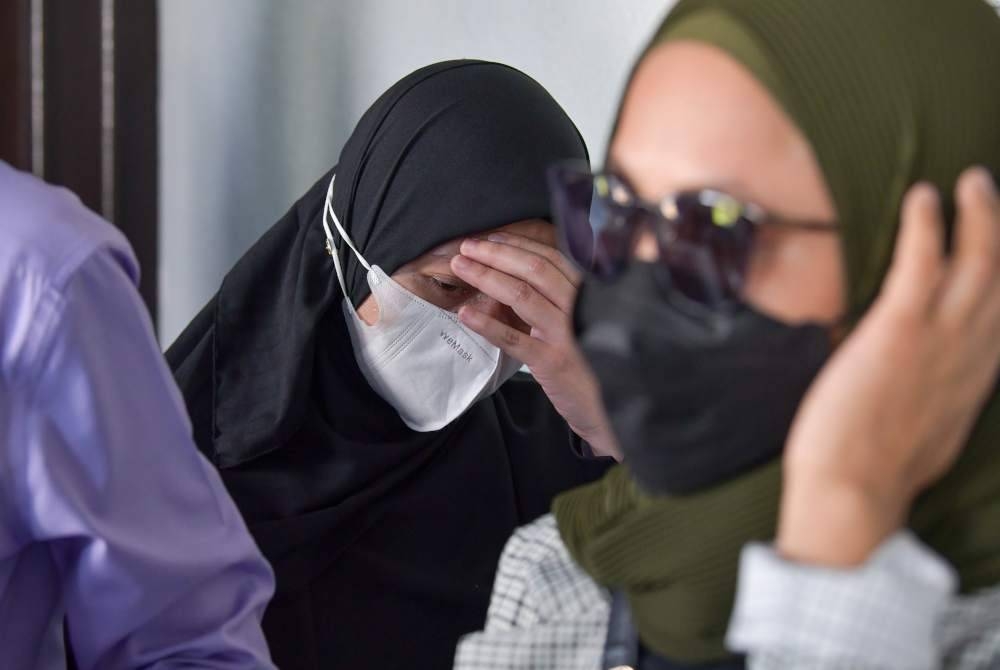 Suhaila (kiri) mengaku tidak bersalah di Mahkamah Sesyen hari ini, atas pertuduhan menerima wang tunai berjumlah RM18,000 daripada seorang individu pada 2019. - Foto Bernama