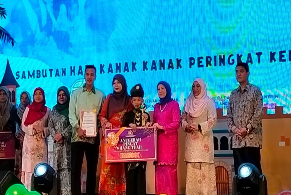 Altamis Faiz (empat dari kanan) menerima pingat Hang Tuah disampaikan Nancy (tiga dari kanan) pada Majlis sambutan Hari Kanak-Kanak peringkat Kebangsaan 2023 di Johor Bahru pada Isnin.