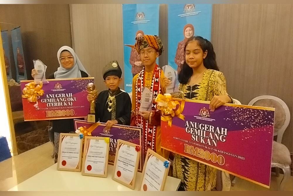 
Altamis Faiz (dua dari kiri) bergambar bersama penerima anugerah sempena sambutan Hari Kanak-kanak peringkat Kebangsaan di Johor Bahru pada Isnin.