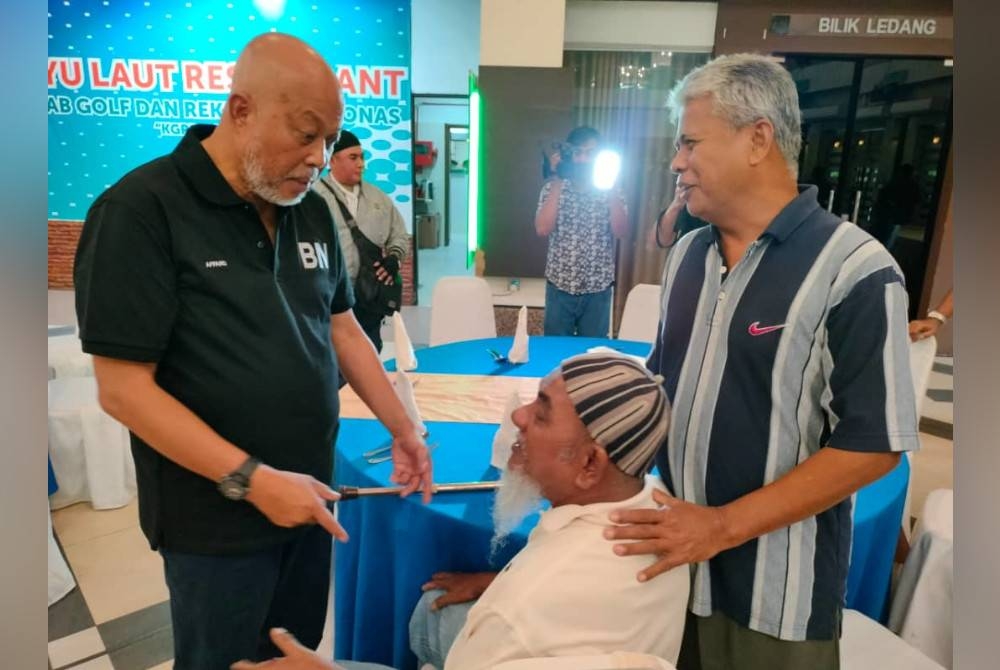 Raja Mohamed Affandi (kiri) beramah mesra dengan salah seorang veteran tentera semasa program Sembang Santai Bersama Veteran ATM di Kelab Golf dan Rekreasi Petronas, Kertih pada Isnin.