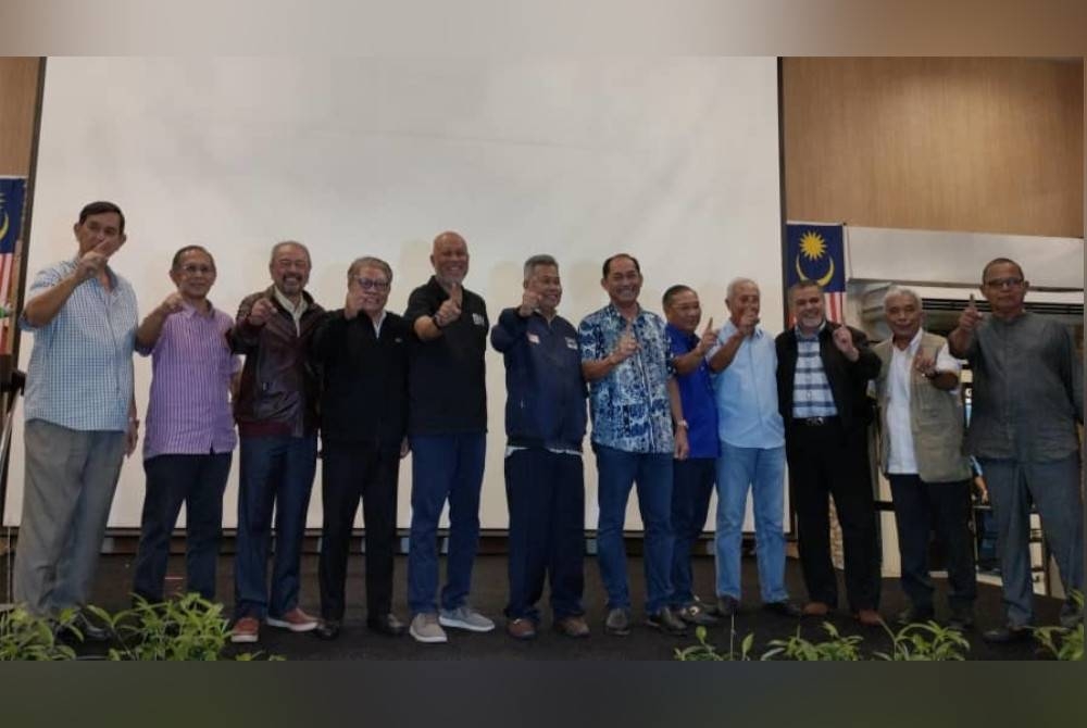 Raja Mohamed Affandi bersama bekas pegawai kanan tentera semasa program Sembang Santai Bersama Veteran ATM di Kelab Golf dan Rekreasi Petronas, Kertih pada Isnin.