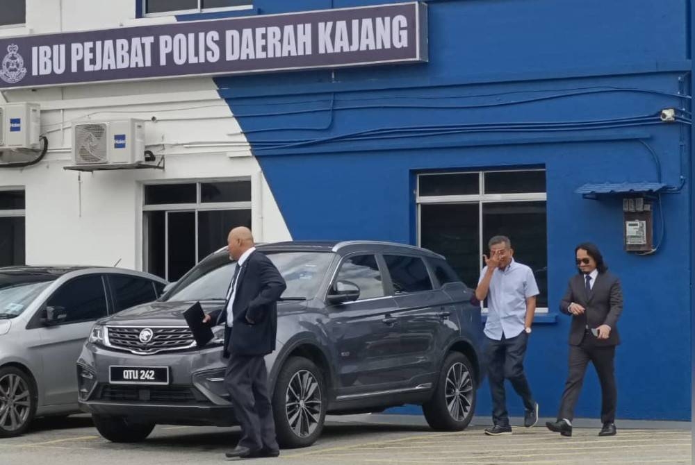 Mohammad Agus (tengah) tiba kira-kira jam 2 petang di IPD Kajang ditemani dua peguam.