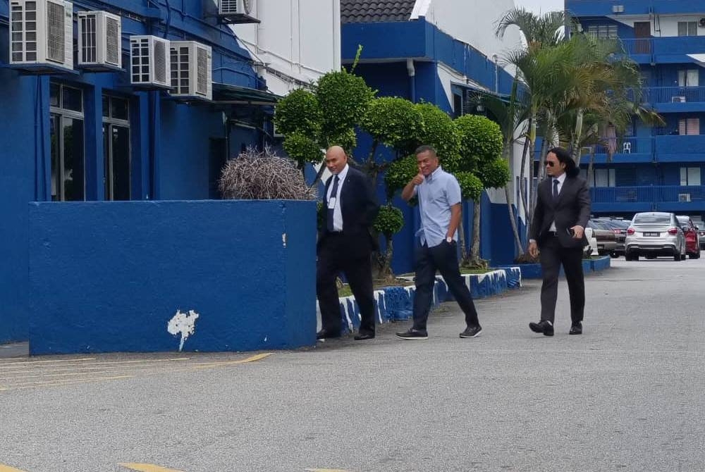 Mohammad Agus (tengah) tiba kira-kira jam 2 petang pada Isnin.