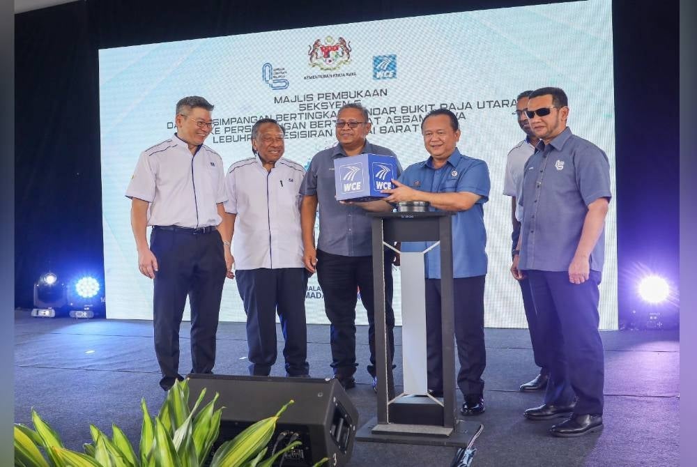 Nanta (dua dari kanan) pada simbolik perasmian sempena pembukaan persimpanagn bertingkat Bandar Bukit Raja Utara, Kapar ke persimpangan bertingkat Assam Jawa WCE di Plaza Tol Assam Jawa WCE pada Isnin.