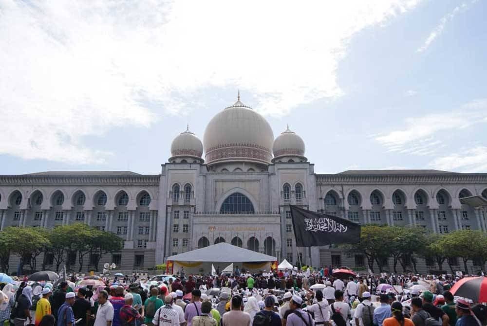 Ribuan peserta membanjiri sekitar Istana Kehakiman dalam Himpunan Selamatkan Syariah pada Isnin.