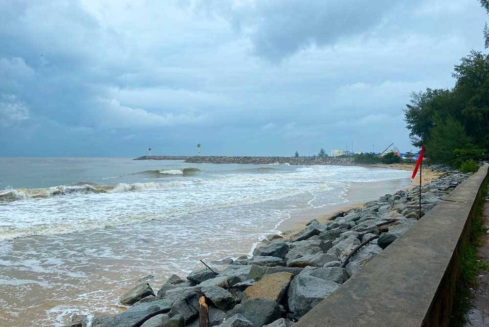 Keadaan semasa ombak di Pantai Tok Bali, Pasir Puteh pada Isnin.