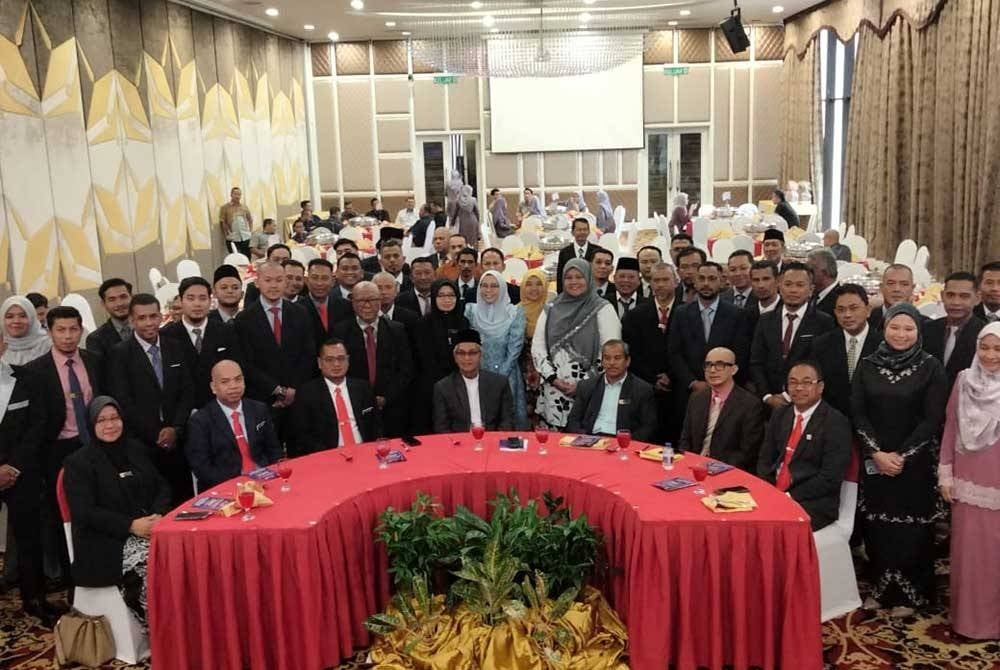 Muhammad (duduk, tiga dari kiri) bersama penerima Anugerah Perkhidmatan Cemerlang KADA 2022 selepas menyampaikan anugerah itu pada Isnin.