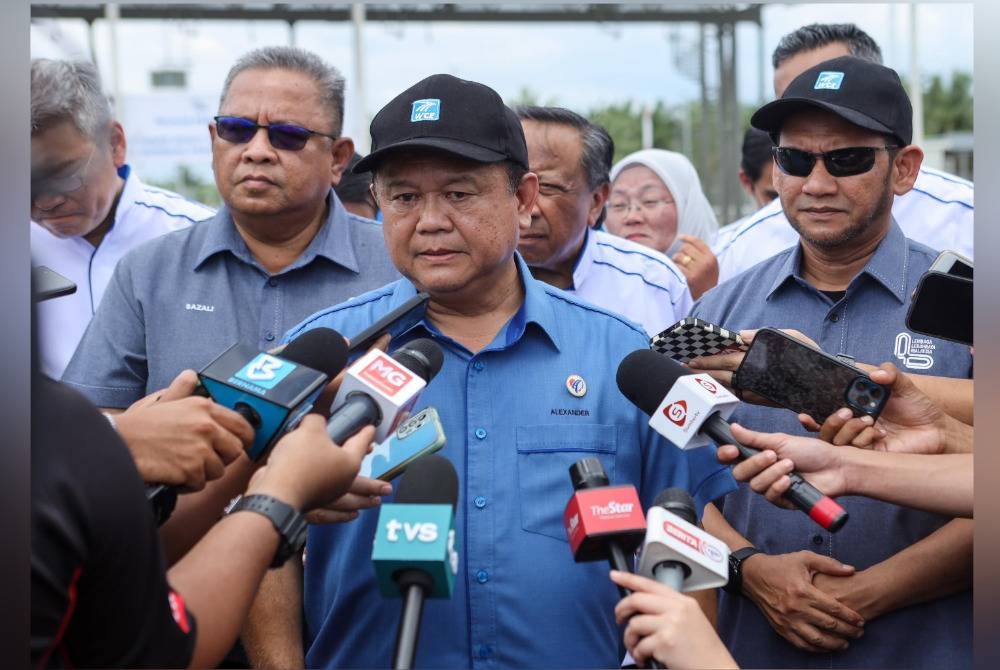 Nanta (tengah) ditemui selepas Majlis Pembukaan Seksyen 6 Lebuh Raya Pantai Barat (WCE) di Plaza Tol Assam Jawa di sini pada Isnin.