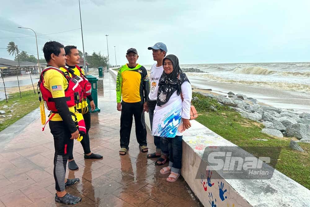 Anggota APM mendekati pengunjung dan memberikan nasihat supaya tidak mendekati kawasan pantai.