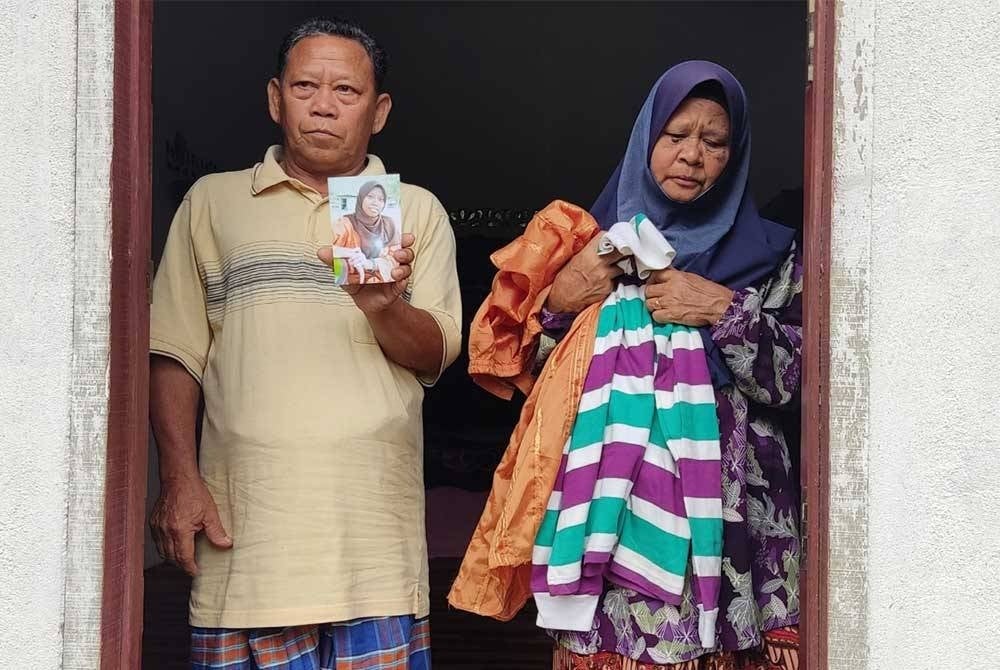 Hamzah (kiri) dan Che Safuan menunggu kepulangan Siti Mariah sejak sembilan tahun lalu.