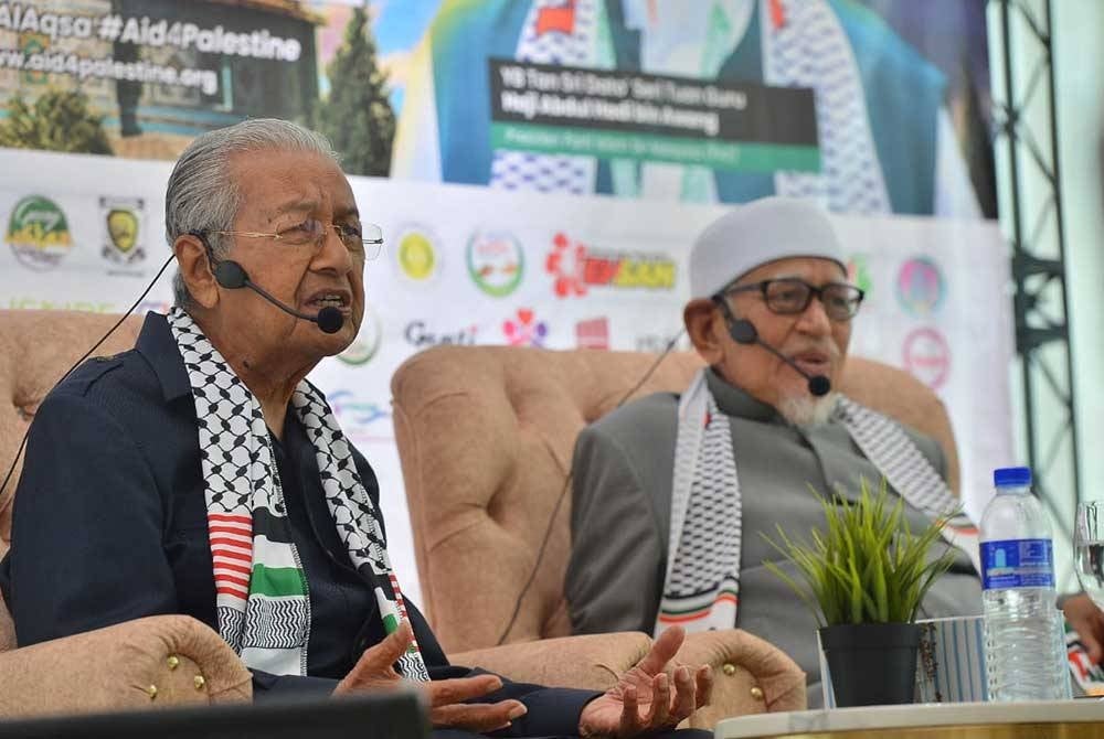Dr Mahathir (kiri) menyentuh tentang kuasa boikot umat Islam pada Program Bicara Khas Negarawan yang menggandingkan beliau bersama Abdul Hadi. - FOTO SINAR HARIAN/ASRIL ASWANDI SHUKOR