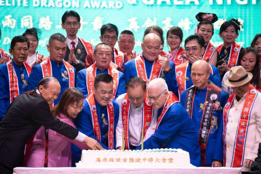 Majlis Anugerah Dragon Elit Cina dan Jamuan Ulang Tahun ke-20 turut diserikan dengan majlis memotong kek.