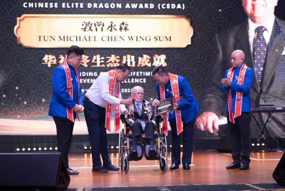 Chai (dua kanan) menyampaikan Anugerah Pencapaian Cemerlang Seumur Hidup kepada Tun Michael Chen Wing Sum.