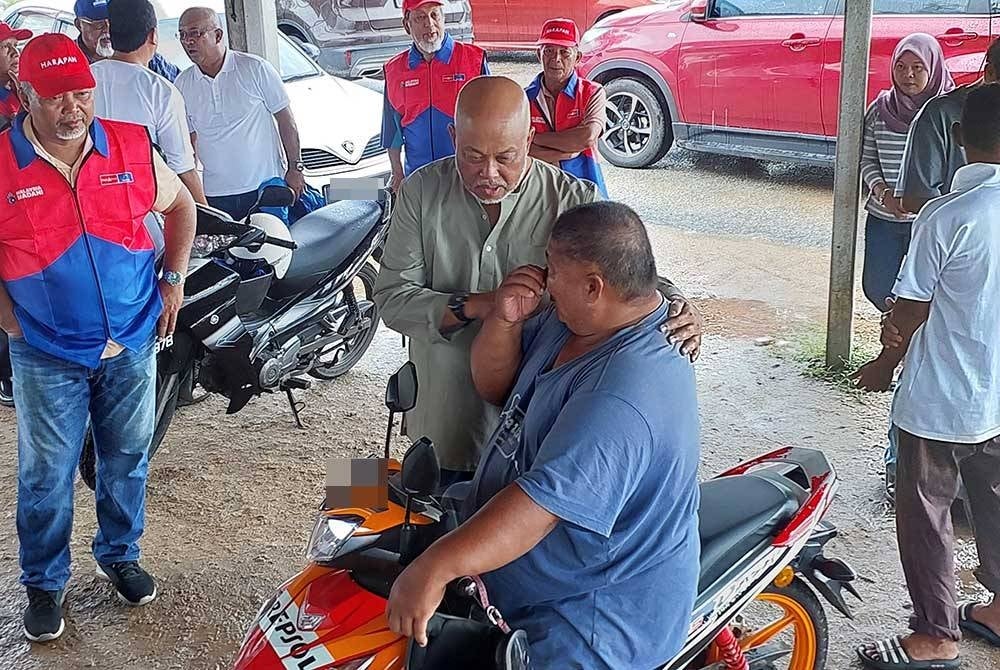 Raja Mohamed Affandi beramah mesra bersama golongan nelay