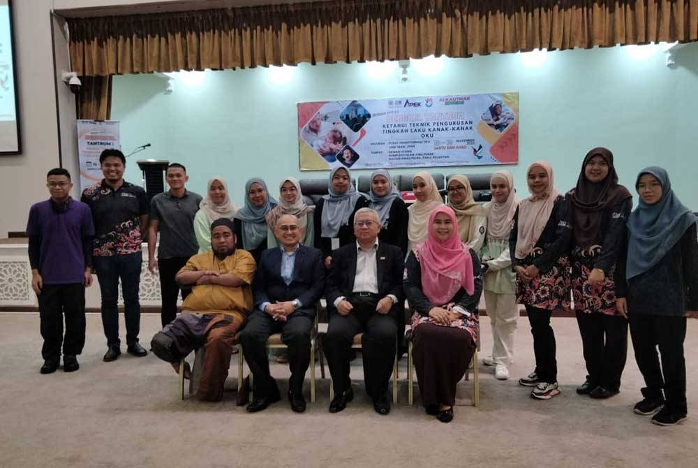 Dr Mohd Zulkifli (duduk, dua dari kiri) berkongsi ilmu mengenai kanak-kanak OKU bersama guru dan ibu bapa.