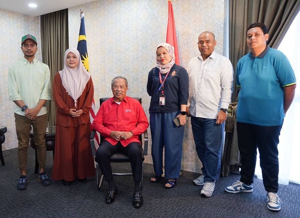 Muhyiddin bergambar bersama kru Sinar Harian selepas wawancara di pejabatnya pada Sabtu.