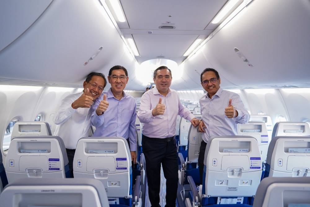 Anthony Loke ketika meninjau bahagian dalam pesawat Boeing 737-8 pada Isnin.