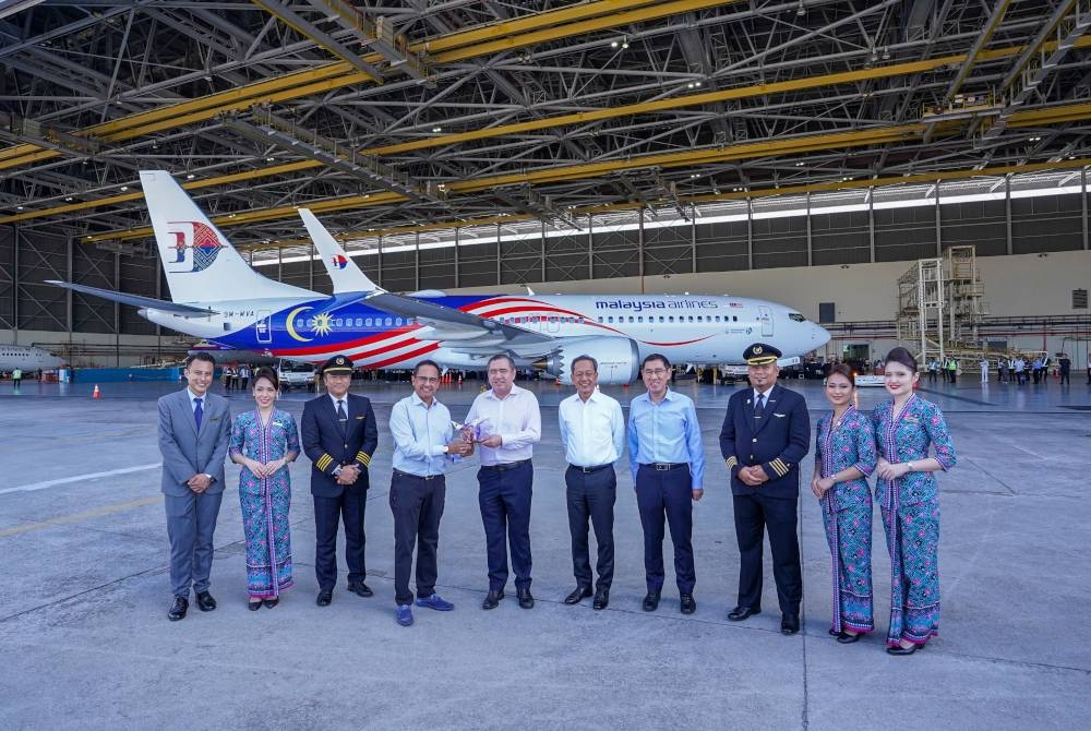 Anthony Loke bersama pengurusan MAG dan kru penerbangan pertama Boeing 737-8 pada Isnin.