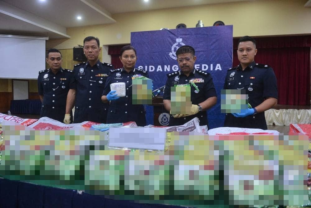 S.Sasikala (tiga dari kiri) menunjukkan antara bungkusan berisi dadah yang dirampas dalam sidang akhbar Mes Pegawai Ibu Pejabat Polis Kontinjen(IPK) Selangor dekat sini pada Isnin.