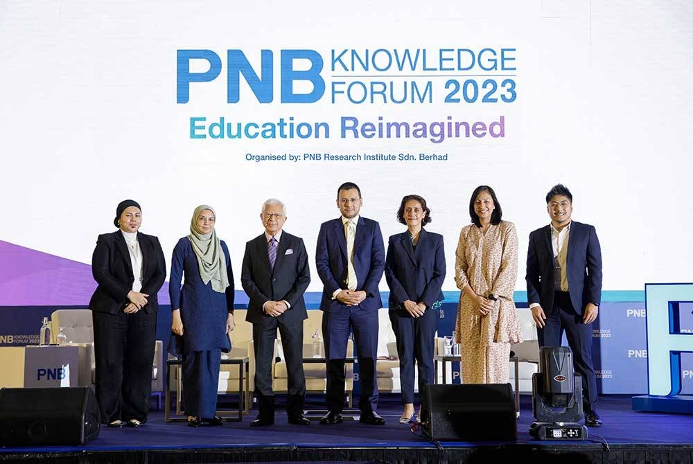 Raja Arshad (tiga dari kiri), dan Presiden dan Ketua Eksekutif Kumpulan PNB, Ahmad Zulqarnain Onn (empat dari kiri) bergambar bersama ahli-ahli panel PKF2.