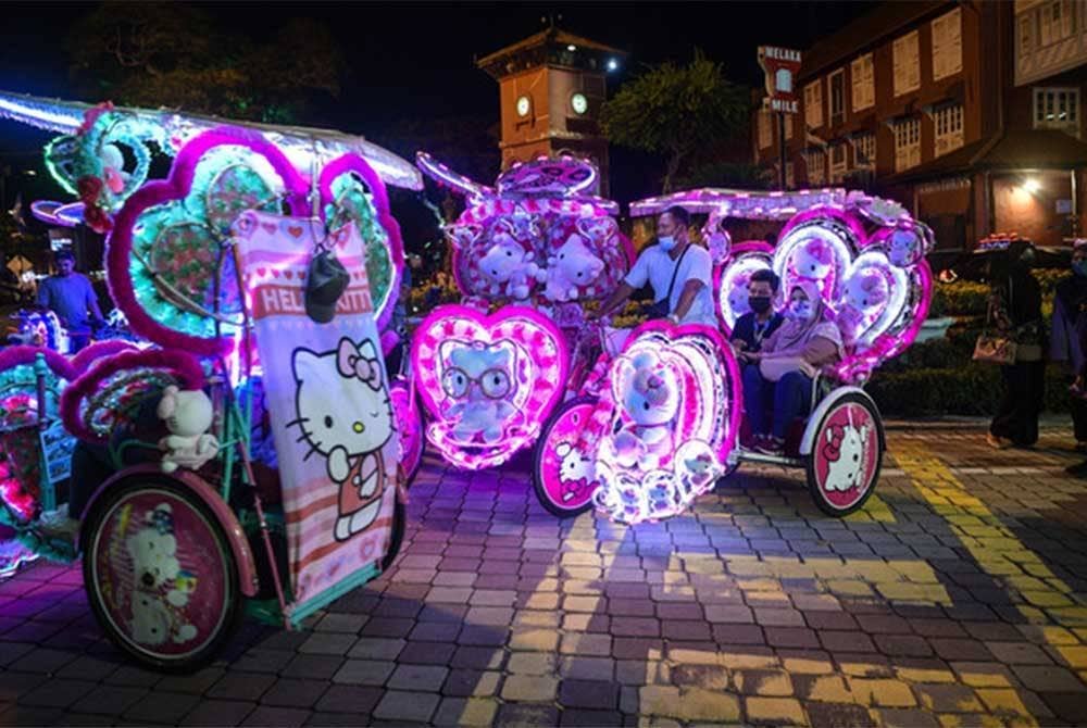 Pengayuh beca di negeri ini diminta mengubah pemasangan lagu kepada muzik tradisional atau dondang sayang dalam memperkenalkan seni budaya kepada pelancong terutama yang datang dari luar negara. - Foto Bernama