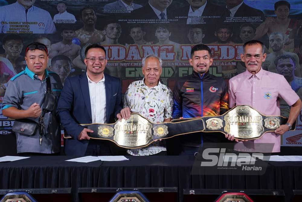 Dari kanan: Rosli, Nik Ahmad Zahiruddin dan Muhammad Nasir bersama tali pinggang kejuaraan yang menjadi rebutan kesemua petinju.