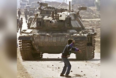 Gambar ikonik dirakam jurugambar Laurent Rebours menunjukkan keberanian Faris berhadapan dengan kereta kebal Israel di Karni.