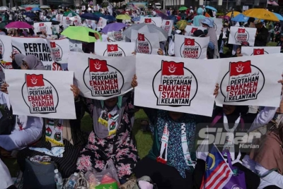 Ribuan peserta membanjiri pekarangan Istana Kehakiman di sini dengan mengenakan pakaian serba putih dalam Himpunan Selamatkan Mahkamah Syariah sejak jam 9 pagi tadi. - FOTO SINAR HARIAN/ROSLI TALIB