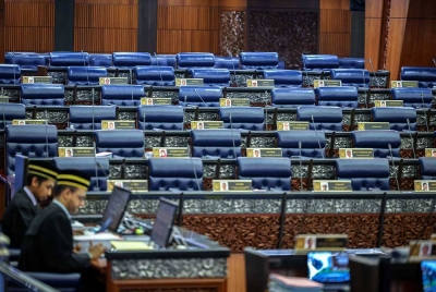 Persidangan Dewan Rakyat hari ini menyaksikan tempat duduk blok pembangkang kosong. Setakat 11 pagi tadi, kesemua ahli Parlimen pembangkang masih belum berada di kerusi masing-masing. - Foto: Bernama