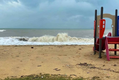 Keadaan terkini ombak di Pantai Bisikan Bayu, Pasir Puteh.