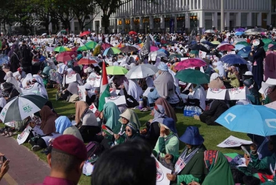 Ribuan peserta membanjiri sekitar Istana Kehakiman dalam Himpunan Selamatkan Syariah pada Isnin.