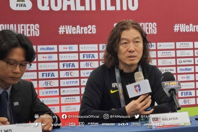 Pan-gon (kanan) pada sidang akhbar pra perlawanan pada Isnin. - Foto FB FAM