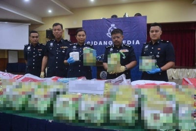 S.Sasikala (tiga dari kiri) menunjukkan antara bungkusan berisi dadah yang dirampas dalam sidang akhbar Mes Pegawai Ibu Pejabat Polis Kontinjen(IPK) Selangor dekat sini pada Isnin.