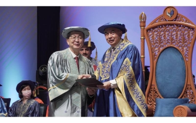 Pengerusi Eksekutif LBS, Tan Sri Ir. Lim Hock San menerima Ijazah Kehormat Doktor Pengurusan daripada Canselor Universiti Antarabangsa UNITAR, Datuk Mohamed Nizam Abdul Razak di Majlis Konvokesyen UNITAR kali ke-23 yang berlangsung di PICC Putrajaya, pada Sabtu lepas.