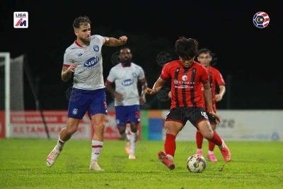 Pemain Sabah FC menghalang pergerakan pemain Kelantan FC dalam aksi Liga Super di Stadium UiTM Shah Alam, malam ini. - Foto Facebook MFL