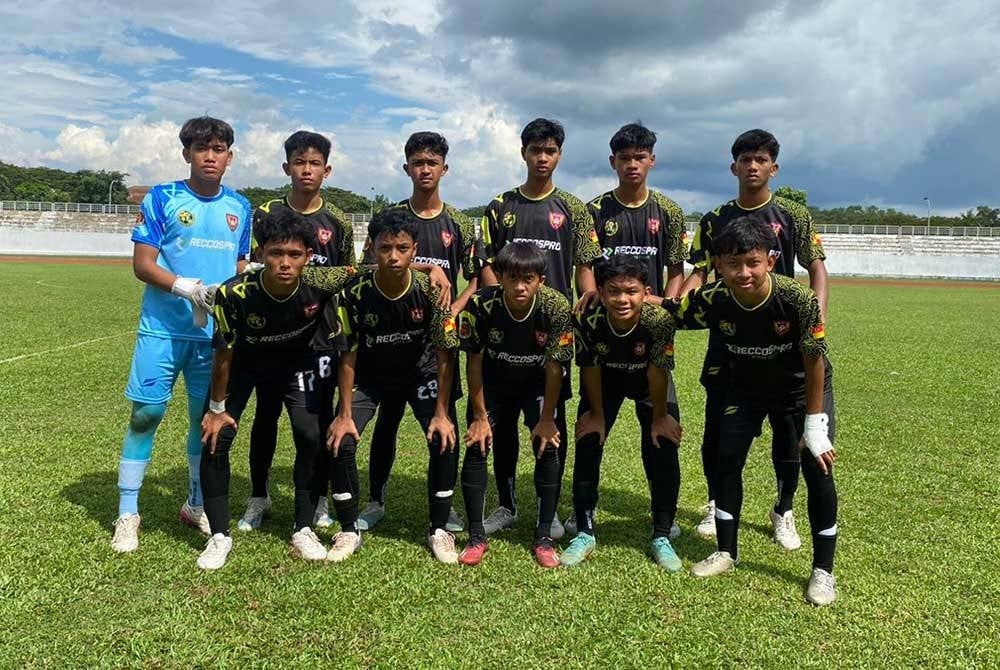 Kesebelasan utama SMK Meru ketika berdepan SMK Dato' Harun dalam aksi Kumpulan H Piala Datuk Mokhtar Dahari B-15 2023